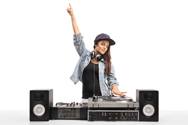 dj femminile che suona musica su un giradischi - dj foto e immagini stock