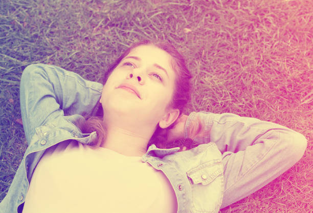 retrato de adolescente mientras se está acostado en el parque verde del verano - m14 fotografías e imágenes de stock