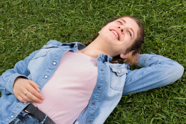 retrato de mujer joven en la jardín de primavera verde - m14 fotografías e imágenes de stock