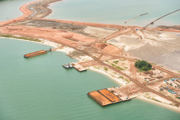 воздушный снимок побережья озера с добычей песка, вид сверху - reclaimed land стоковые фото и изображения