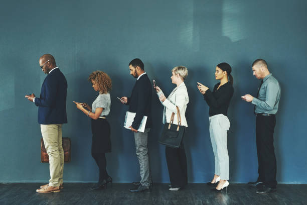 il y a une app pour vous aider à préparer pour une entrevue - unemployment waiting in line waiting room interview photos et images de collection