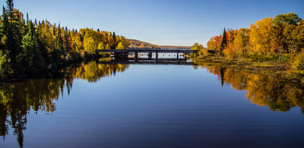 北ミシガン州の風光明媚な秋荒野湖パノラマ - landscape usa vibrant color riverbank ストックフォトと画像