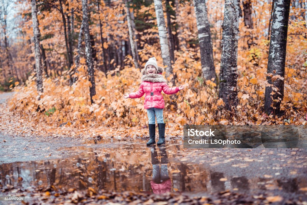 kid girl in autumne season wearing a hat A kid girl in autumne season wearing a hat 4-5 Years Stock Photo