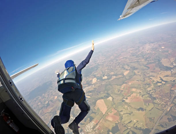 para-quedista salta do avião. - skydiving parachuting extreme sports airplane - fotografias e filmes do acervo