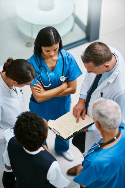 wir sollten diese patienten bald entladen können... - gespraechstherapie stock-fotos und bilder