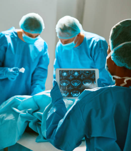 сосредоточено на хирургической процедуре - operating room hospital medical equipment surgery стоковые фото и изображения