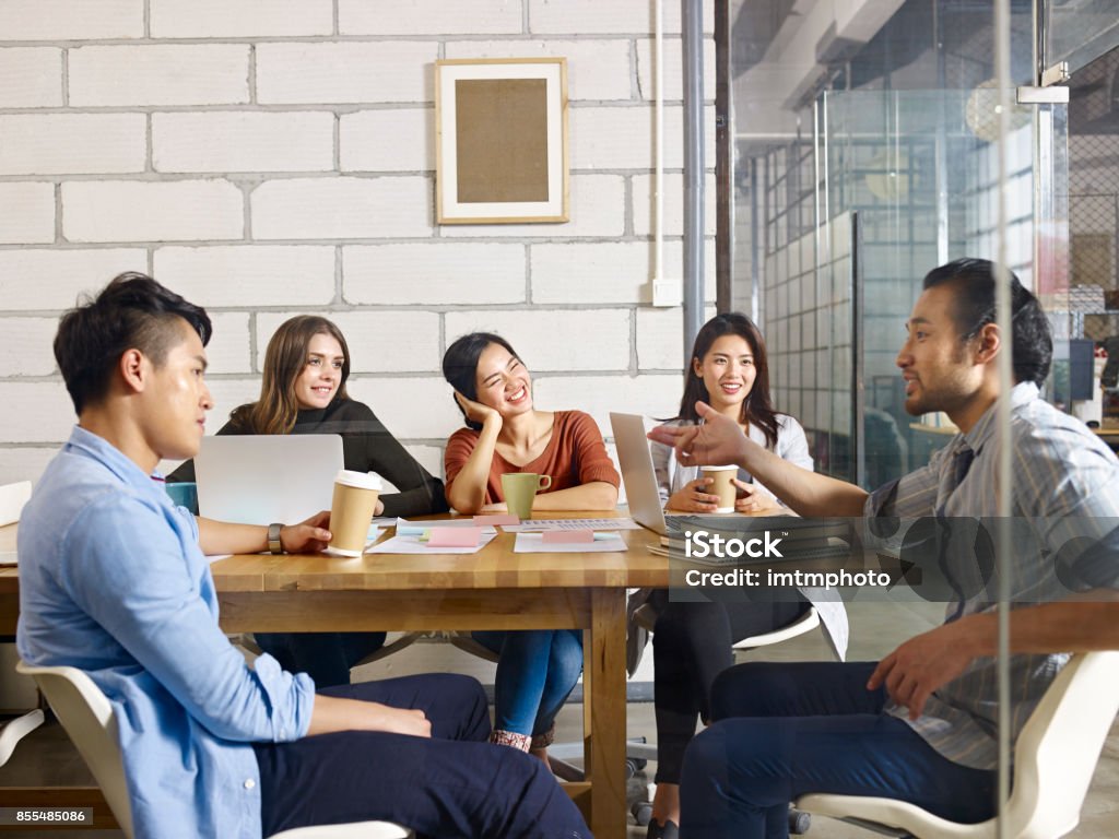 multiethnischen Business-Team-Meeting im Büro - Lizenzfrei Asiatischer und Indischer Abstammung Stock-Foto