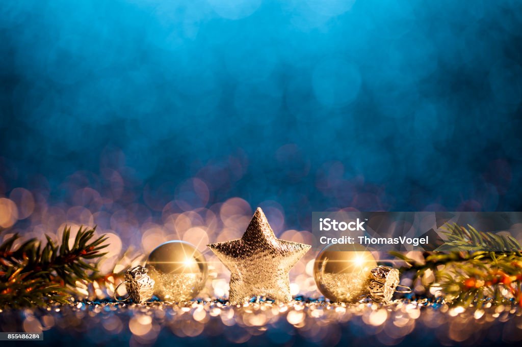 Decorazione natalizia - Bokeh blu oro sfocato - Foto stock royalty-free di Natale