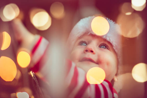 słodkie dziecko w piżamie w boże narodzenie - christmas child baby surprise zdjęcia i obrazy z banku zdjęć