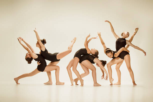 il gruppo di ballerini moderni - dance company foto e immagini stock
