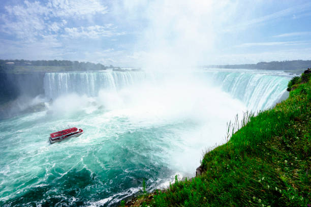 istock Niagara Horseshoe Falls with tour boat 855489902