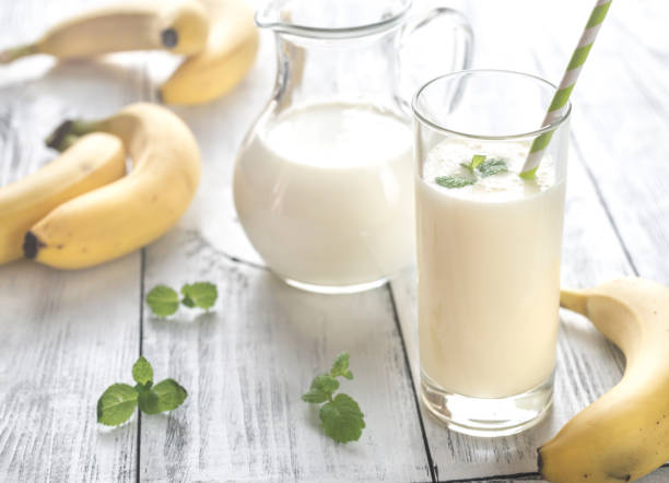szklanka mleka bananowego wstrząsnąć - smoothie banana smoothie milk shake banana zdjęcia i obrazy z banku zdjęć