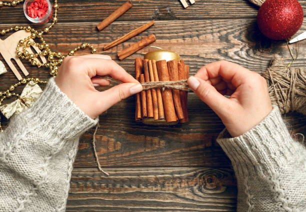 mujer crear regalos de navidad con estilo - canella fotografías e imágenes de stock