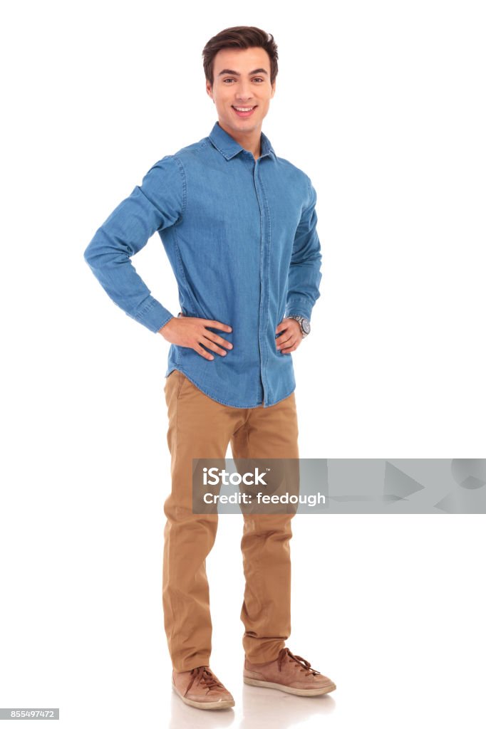 foto de corpo inteiro de um homem com as mãos na cintura - Foto de stock de Adulto royalty-free