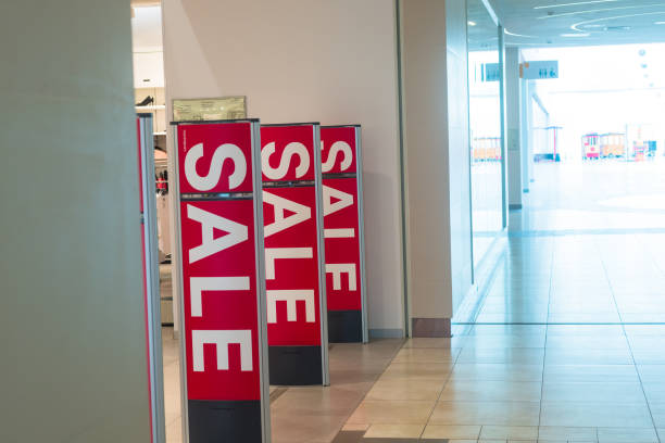 sprzedaż w sklepie, znak przy wejściu do centrum handlowego - shopping mall supermarket store sign zdjęcia i obrazy z banku zdjęć