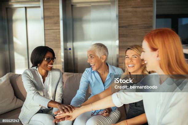 Foto de Estamos Todos Juntos e mais fotos de stock de Grupo de Pessoas - Grupo de Pessoas, Só Mulheres, Mulher de Negócios