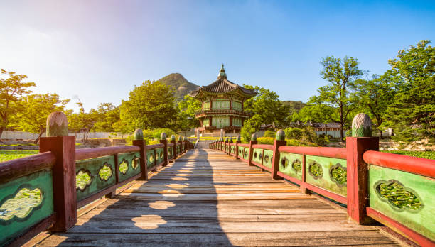sonnenuntergang in der gyeongbokgung palast in seoul, korea. - südkorea fotos stock-fotos und bilder