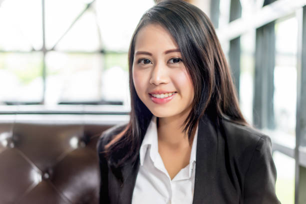 портрет молодой улыбающейся бизнес-женщины азиатской с копией пространства - care condom confidence contraceptive стоковые фото и изображения