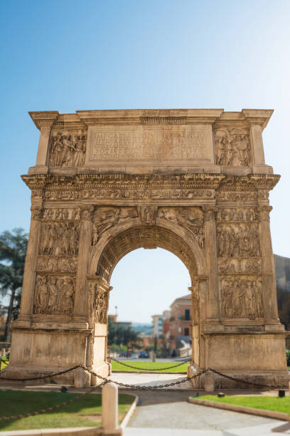 l’arc de trajan à bénévent (italie) - trajano photos et images de collection