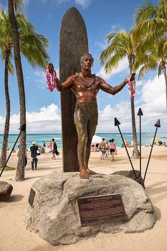 Honolulu: Duke Kahanamoku statue in front of Kuhio Beach Park in Waikiki.  Duke Paoa Kahinu Mokoe Hulikohola Kahanamoku (August 24, 1890 – January 22, 1968) was a Native Hawaiian competition swimmer who popularized the ancient Hawaiian sport of surfing.