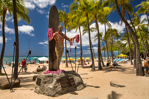 Honolulu: Duke Kahanamoku statue in front of Kuhio Beach Park in Waikiki.  Duke Paoa Kahinu Mokoe Hulikohola Kahanamoku (August 24, 1890 – January 22, 1968) was a Native Hawaiian competition swimmer who popularized the ancient Hawaiian sport of surfing.