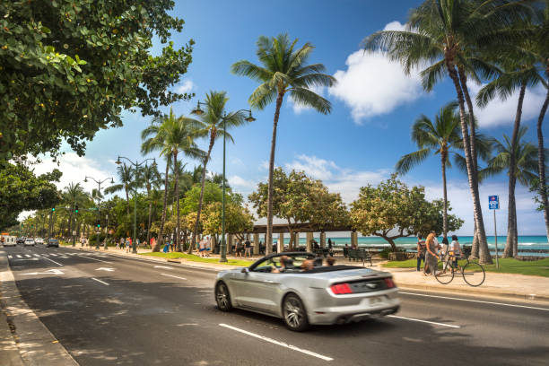 main street kalakaua avenue in waikiki beach hawaii - personal land vehicle audio stock-fotos und bilder