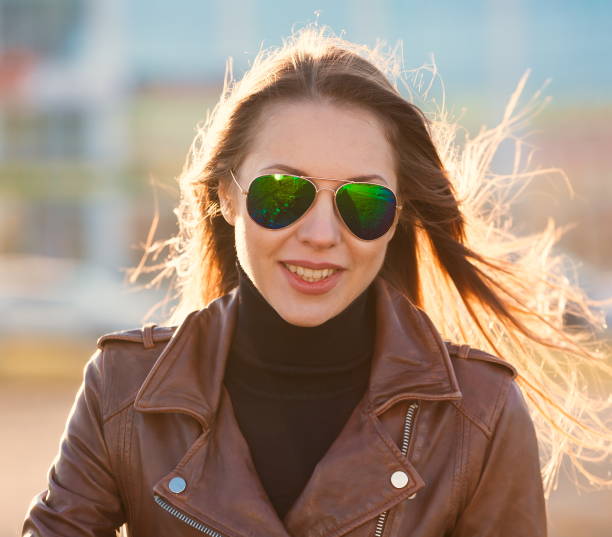 Cтоковое фото женщина, коричневая куртка, солнцезащитные очки!
