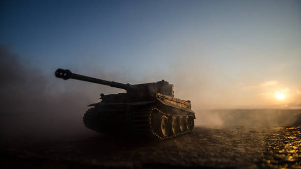 conceito de guerra. forças armadas silhuetas cena de luta no fundo do céu guerra nevoeiro, guerra mundial soldados silhuetas abaixo nebuloso horizonte ao pôr do sol. veículos blindados. tanque alemão em ação - storage tank - fotografias e filmes do acervo