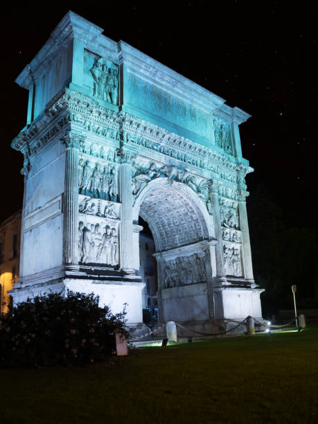 l’arc de trajan, illuminé dans la nuit de benevento (italie) - trajano photos et images de collection