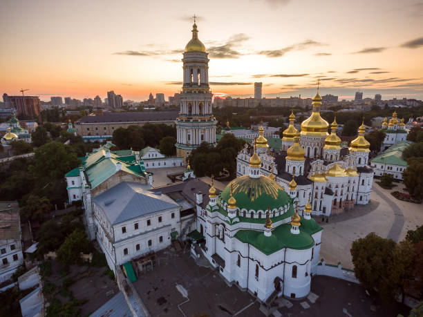 veduta aerea di kiev pechersk lavra, kiev, kiev, ucraina. - kyiv orthodox church dome monastery foto e immagini stock