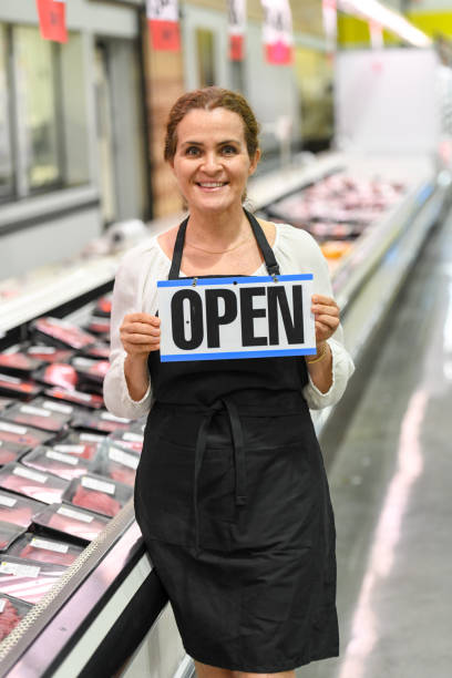 arbeiten an der supermarkt-fleisch-abteilung - supermarket meat store manager stock-fotos und bilder