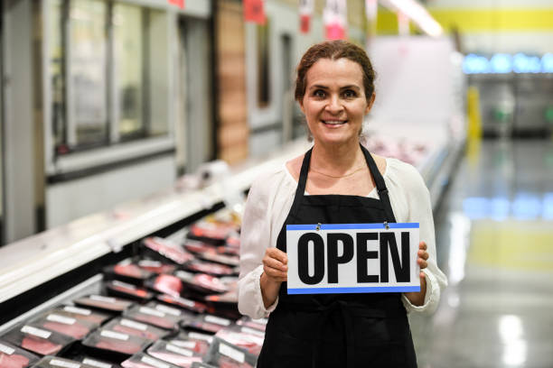 arbeiten an der supermarkt-fleisch-abteilung - supermarket meat store manager stock-fotos und bilder