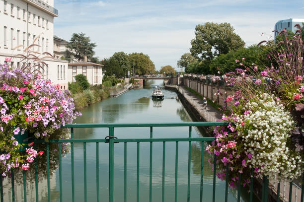 panorama von mulhouse im elsass mit malerischem kanal und blumen - mühlhausen stock-fotos und bilder