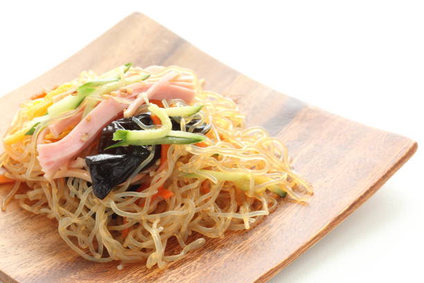 koreańskie jedzenie, japchau - cellophane noodles zdjęcia i obrazy z banku zdjęć