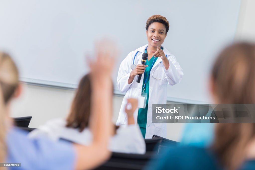 Ärztin unterrichtet eine Klasse an der medizinischen Fakultät - Lizenzfrei Arzt Stock-Foto