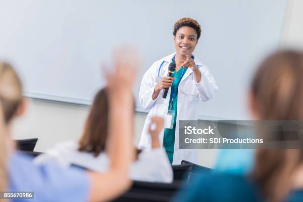 Ärztin Unterrichtet Eine Klasse An Der Medizinischen Fakultät Stockfoto und mehr Bilder von Arzt