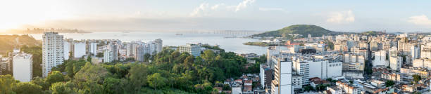 панорамный вид на центр города нитерой инга и грагоате - rio de janeiro panoramic skyline scenics стоковые фото и изображения