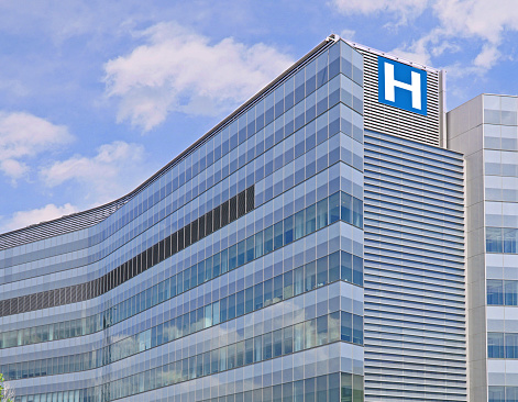 Edificio con gran cartel de H para el hospital photo