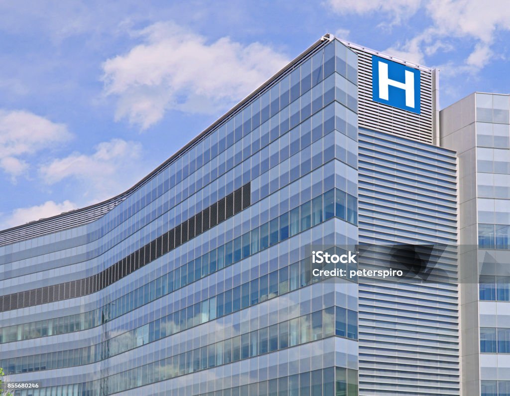 Edifício com grande sinal H para hospital - Foto de stock de Hospital royalty-free
