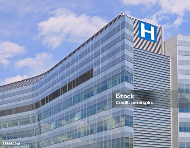 Foto de Edifício Com Grande Sinal H Para Hospital e mais fotos de stock de Hospital - Hospital, Exterior de Prédio, EUA