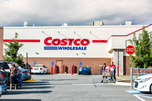 pessoas com carrinhos de compras cheios com artigos de mercearia, produtos saindo de loja de costco em virgínia, no estacionamento de carro - 4727 - fotografias e filmes do acervo