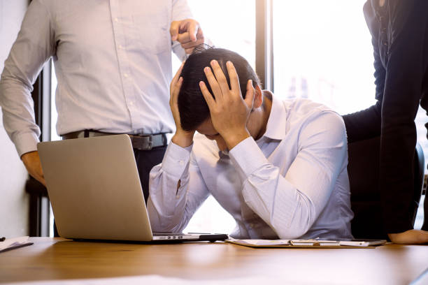 ビジネスは、オフィスのせい不満の男性の同僚を人します。人間の負の感情の概念 - 非難 ストックフォトと画像