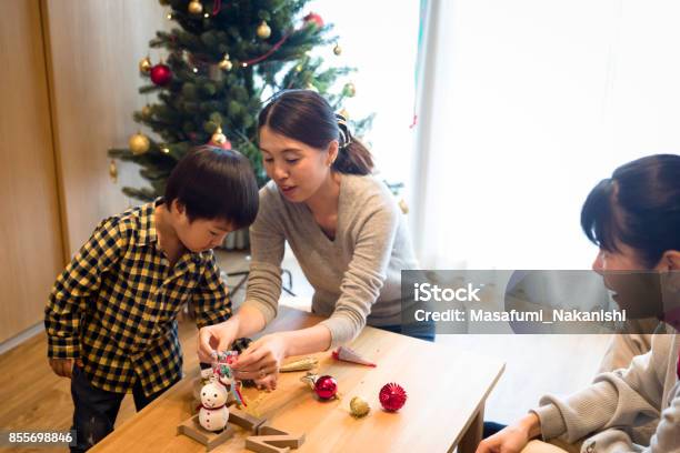 日本の家族がクリスマスを楽しんでいます
