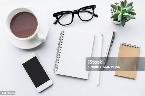 Businesstischplatte Mit Mockup Bürobedarf Auf Weiß Stockfoto und mehr Bilder von Brille