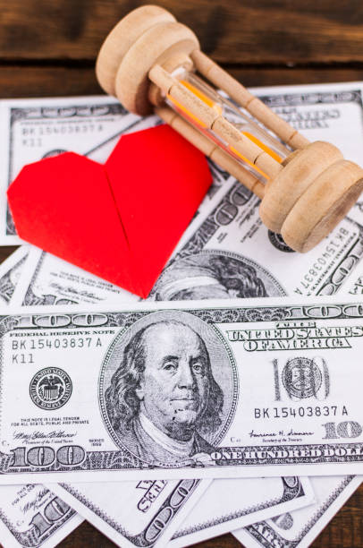 coração, ampulheta & notas: conceito de amor, dinheiro e tempo - close up one dollar bill history finance - fotografias e filmes do acervo