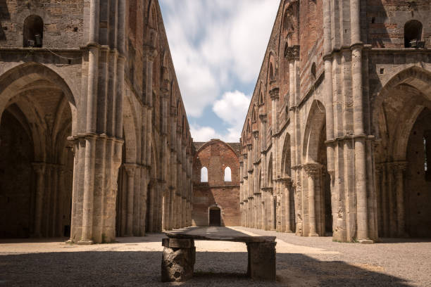 vista a lunga esposizione dell'antica abbazia di s galgano (toscana, italia), con il tetto aperto che mostra nuvole in movimento - italy old ruin abbey basilica foto e immagini stock