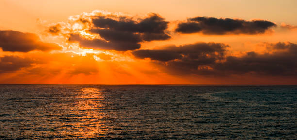 夕日の最後の光線 - cyprus paphos storm sea ストックフォトと画像