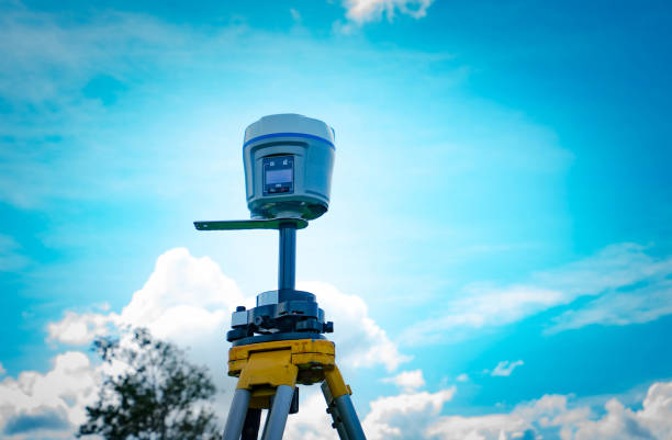 gps surveying instrument on blue sky background - azimuth imagens e fotografias de stock