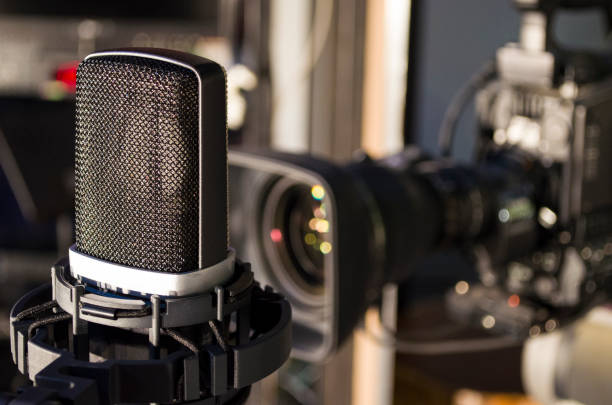 retro-mikrofon auf der bühne ein hintergrund der studiokamera - entertainment occupation flash stock-fotos und bilder