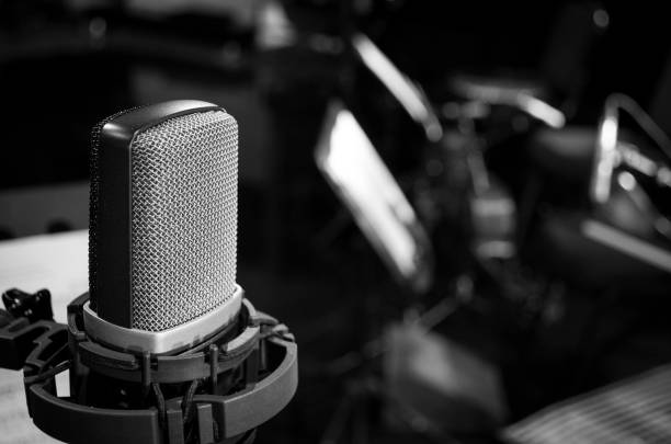 antiguo micrófono retro y desenfoque de fondo de instrumento musical; negro blanco - dj de radio fotografías e imágenes de stock